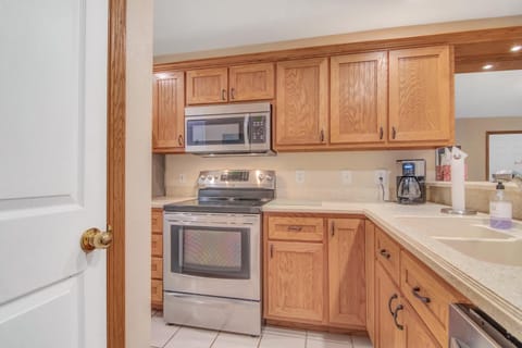 Dog-Friendly Quiet Cove Condo Apartment in Ridgedale