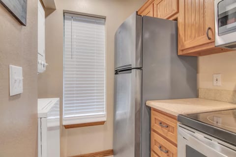 Dog-Friendly Quiet Cove Condo Apartment in Ridgedale