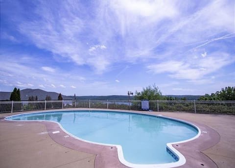 Dog-Friendly Quiet Cove Condo Apartment in Ridgedale