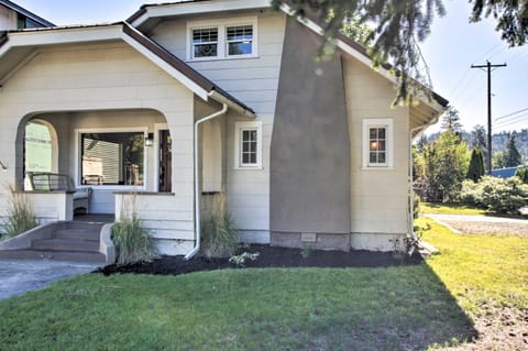 Chic Coeur dAlene Home with Patio, 1 Mi to Downtown House in Coeur dAlene