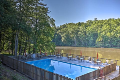 Evolve Luxurious Cabin with Porch and Pool Access! House in Watauga