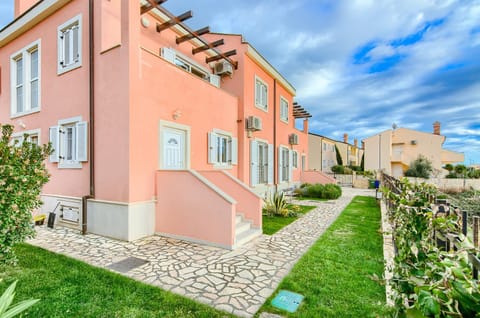 Property building, Facade/entrance, Garden