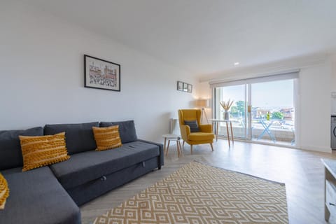 Hame by the Sea Apartment in England