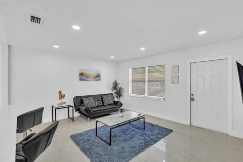 2 Bdrm Modern House Mins From Beach & Casino Hb1 House in Hallandale Beach