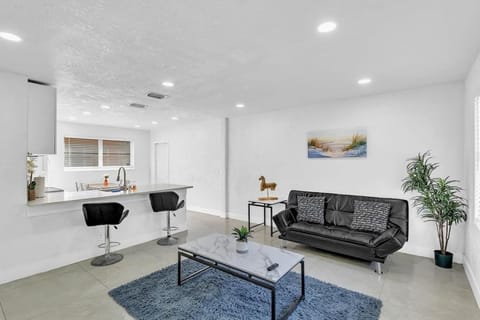 2 Bdrm Modern House Mins From Beach & Casino Hb1 House in Hallandale Beach