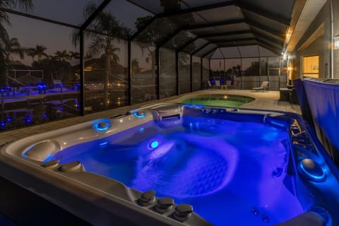 Villa Barefoot - Roelens Vacations - Heated Pool & Spa, Gulf Access, Sleeping Capabilities for 10! Casa in Cape Coral