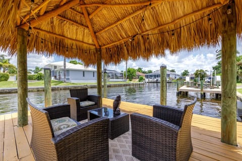 Half mile to the beach! Heated Pool & Spa, with Tiki on boat dock! - Villa Changes in Attitude House in Cape Coral