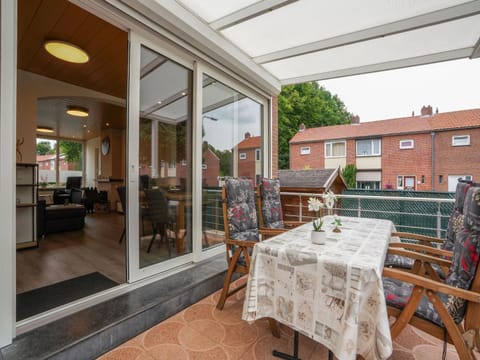 Terraced house in Kerkrade with a garden Casa in Kerkrade