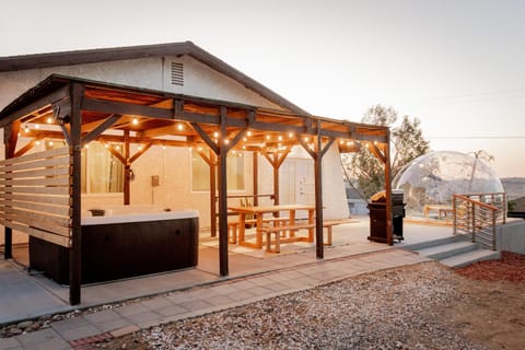 Joshua Tree West Casa - Hot Tub, Stargazing Dome, King Bed, Level 2 EV House in Joshua Tree