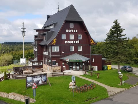 Property building, Day, Neighbourhood, Natural landscape, Location, Parking