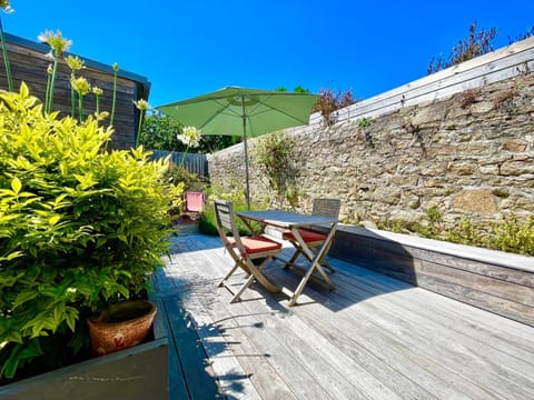 Patio, Day, Natural landscape, Garden, Garden view