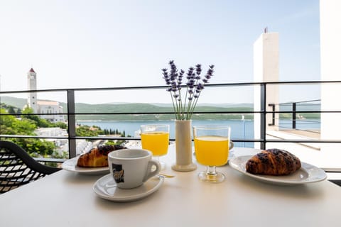 Balcony/Terrace, Food and drinks, Food, Sea view
