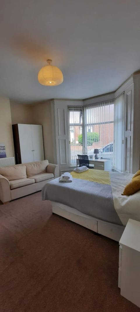 City Centre Ensuite Home - Free parking, near Uni & Hospital Bed and Breakfast in Sunderland