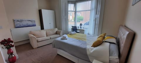 City Centre Ensuite Home - Free parking, near Uni & Hospital Bed and Breakfast in Sunderland