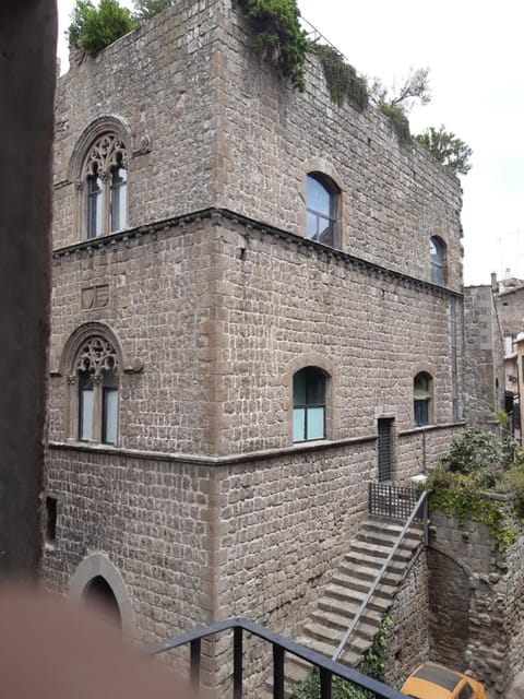 Property building, Nearby landmark, Balcony/Terrace