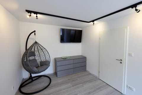 Modern und Neu, TOP Ausstattung mit Kaffeevollautomat, 2x Netflix-TV, Lüftungsanlage, Geschirrspüler Condo in Saarlouis