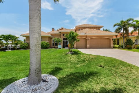 Private Luxury Villa with Heated Pool & Spa, Game Room, & Kayaks - Villa Coral Breeze - Roelens House in Cape Coral