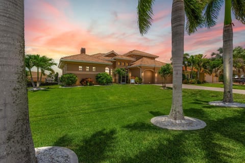 Private Luxury Villa with Heated Pool & Spa, Game Room, & Kayaks - Villa Coral Breeze - Roelens House in Cape Coral