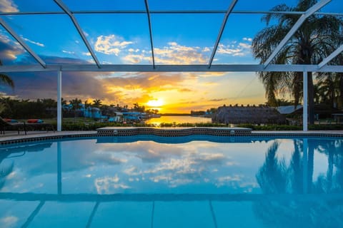STUNNING Villa with Custom pool, Spa, pool table, Kayaks & sleeps 14! - Villa Flandria - Roelens House in Cape Coral