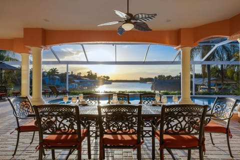 STUNNING Villa with Custom pool, Spa, pool table, Kayaks & sleeps 14! - Villa Flandria - Roelens House in Cape Coral