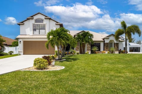Enchanted Views, Wondrous Memories, Water Views with Heated Pool & Spa Casa in Cape Coral