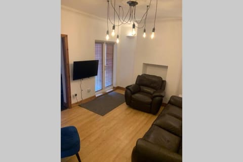 Big 6 bed house w/ 5 double beds WIFI and Netflix House in Kettering