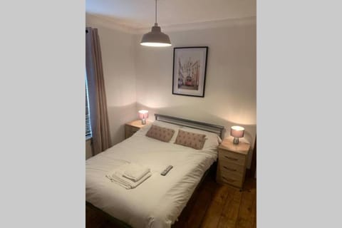 Big 6 bed house w/ 5 double beds WIFI and Netflix Casa in Kettering