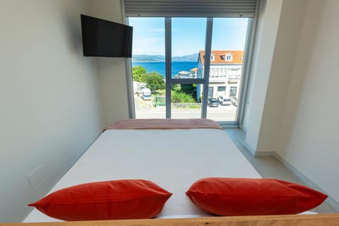 Bed, TV and multimedia, View (from property/room), View (from property/room), Photo of the whole room, Decorative detail, Bedroom, City view, Sea view