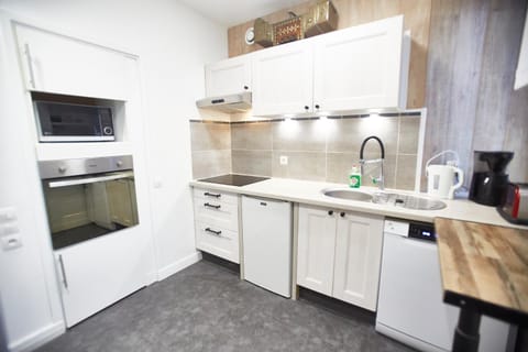 Coffee/tea facilities, dishwasher, internet, minibar, pet friendly, towels, kitchen