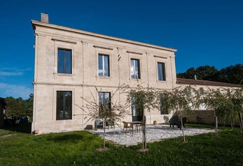 Property building, Day, Garden, Garden view, Landmark view