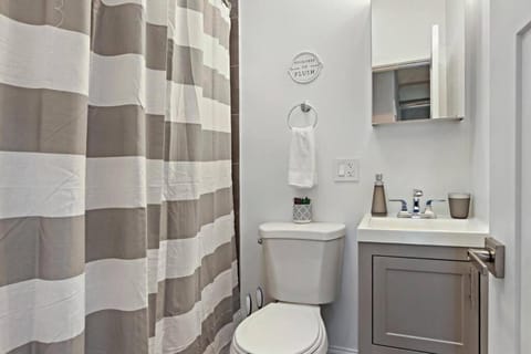 3BR Apt in Logan Square Walkable to Highlights - Central Park S6 Apartment in Chicago