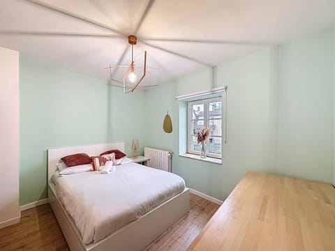 Bed, Photo of the whole room, Seating area