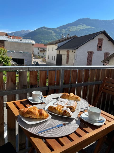 Balcony/Terrace, Mountain view