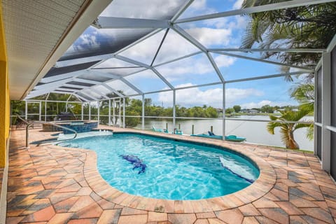 Villa Sundown - Spectacular Sunsets - Cape Coral - Roelens Vacations House in North Fort Myers