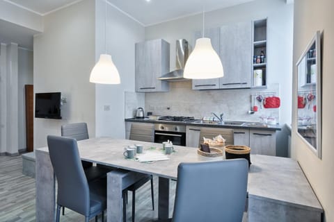 TV and multimedia, Kitchen or kitchenette, Living room, Seating area, Dining area, stove