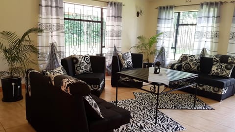 The House of Black and White Hostal in Arusha