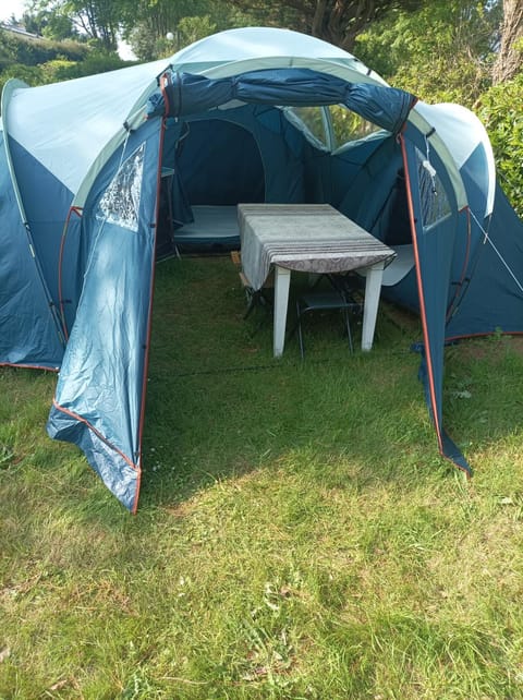 Tente 3 chambres, petit camping familial vue mer Luxury tent in Plestin-les-Grèves
