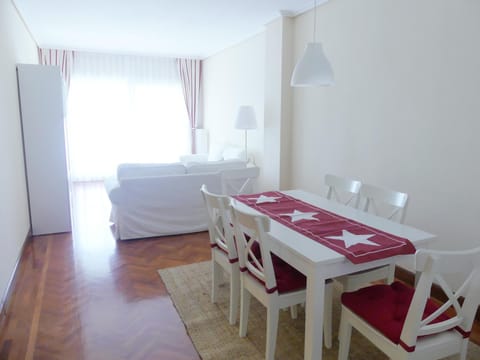 Apartamento luminoso, funcional y amplio en zona hospitalaria Apartment in Pamplona