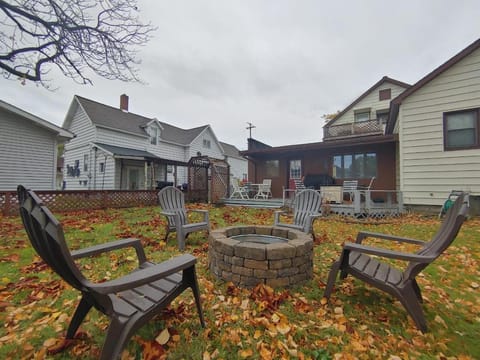 Huge historic, w/large yard & close to beach Casa in Manistee