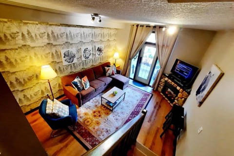 Delightful Chalet 2BD 2BA Pool Hot Tub BBQ Private Entry Park Pass House in Canmore