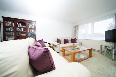 GuestReady - Spacious 2BR Flat in Peaceful Hove Apartment in Hove