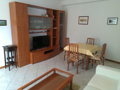 TV and multimedia, Living room, Food