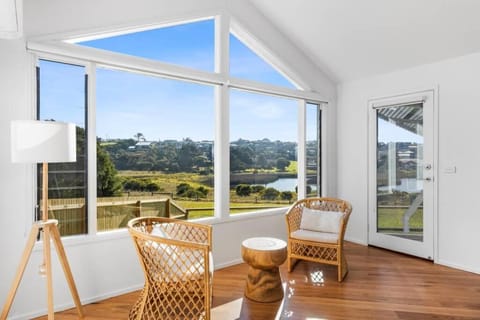 SALTWATER HOUSE - Opposite the beach and views over the lake! Maison in Ocean Grove
