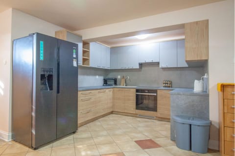 Kitchen or kitchenette, dishwasher, stove