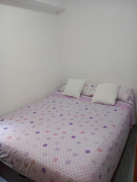 habitación pequeña en piso compartido con 2 adultos Vacation rental in Valencia