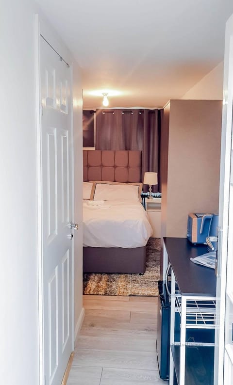 Room in Guest room - Newly Built Private Ensuite In Dudley Westmidlands Übernachtung mit Frühstück in Stourbridge