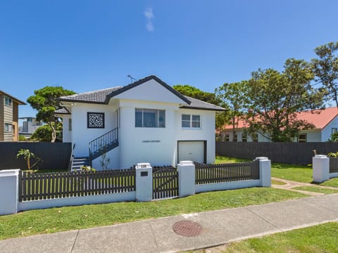 Property building, Spring, Day, Neighbourhood, Garden, Garden view, Street view