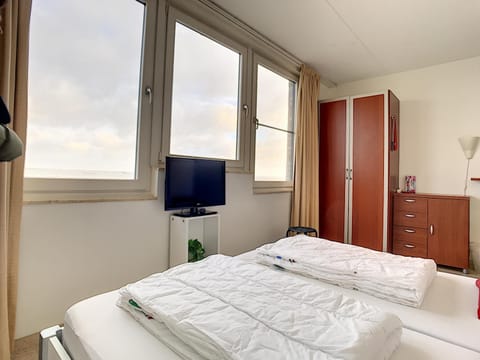 Bed, TV and multimedia, Bedroom