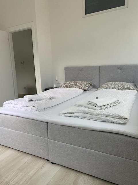 Bed, Bedroom, towels