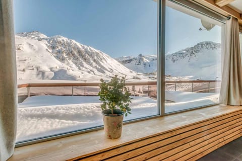 View (from property/room), Living room, Mountain view